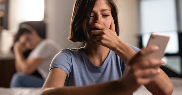 Am făcut un copil cu amantul acum 10 ani. I-am dat lui custodia, dar acum nu mă mai lasă să îmi văd fetița