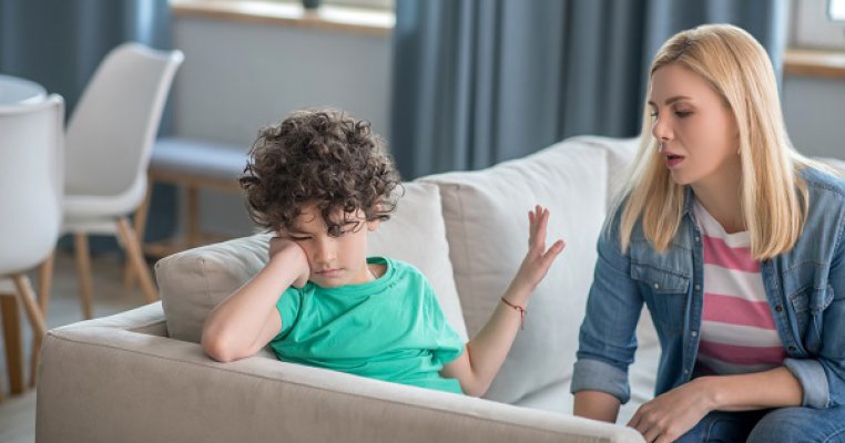 Fiul meu refuză să se mai joace cu un prieten, așa că am eu acum misiunea ingrată de a rupe prietenia cu el și mama lui