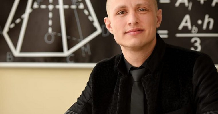 „Dacă un elev are tricou de 200 lei și altul de 25, nu trebuie să te comporți diferit”. Profu' de mate care nu lasă pe nimeni în urmă