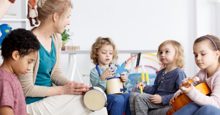 În prima zi de grădiniță mi-am insultat educatoarea la sfatul tatălui meu. Trauma acelei zile mă urmărește și azi