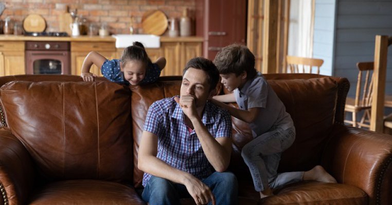 Simt că familia mea se dezintegrează, de când am descoperit că fiul nostru are autism