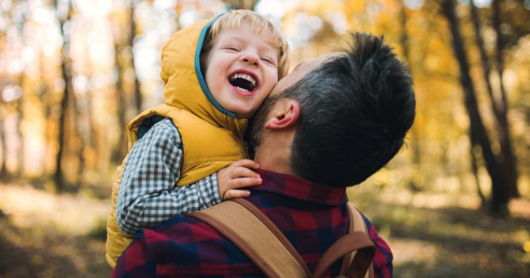 Vrei un copil fericit? 10 metode susținute de știință de care trebuie să ții cont