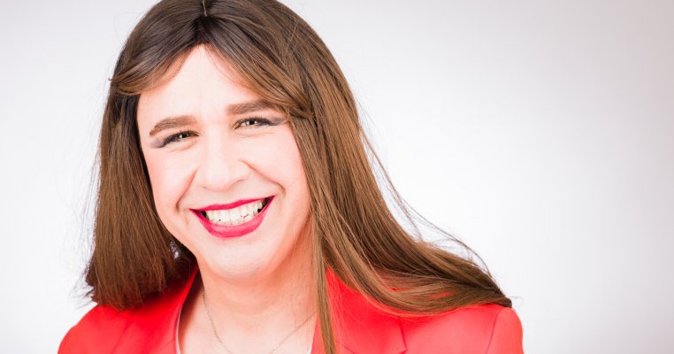 Părinții cer concedierea unui profesor transgender care poartă sâni extravaganți la școală