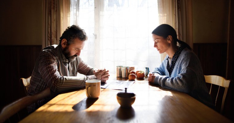 Soția mea mă ceartă pentru că îmi cumpăr cafea scumpă, așa că i-am spus să se angajeze