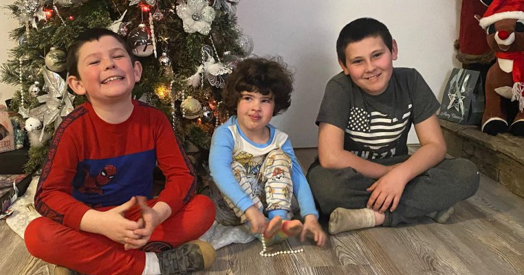 Eroul zilei: povestea băiețelului de 5 ani care și-a scos sora din flăcări și s-a întors să își salveze restul familiei