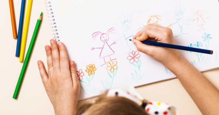 Sunt învățătoare și iată de ce nu le voi spune niciodată copiilor mei că desenele lor sunt frumoase