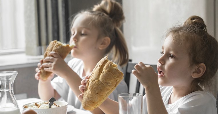„Ia cu pâine, mami!” De ce mamele din România încurajează copiii să mănânce mereu cu pâine