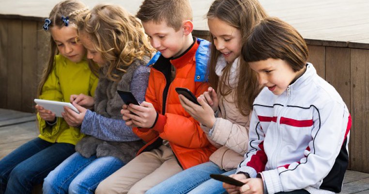 „Ne vrem copiii înapoi!” Social Media și anxietatea unei copilării pierdute