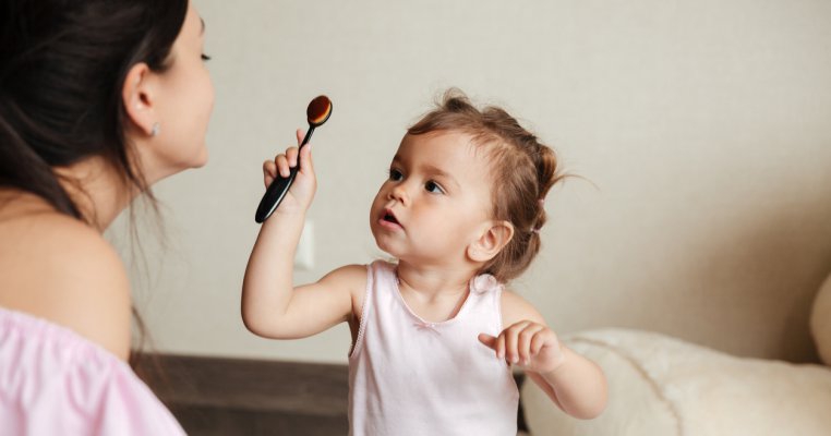 Ce spune pediatrul despre mama care a epilat cu ceară sprâcenele fetiței ei de 3 ani