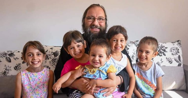 El este Îngerul Copiilor! Hrănește, îmbracă și ocrotește peste 10.000 de copii