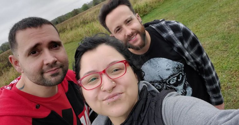 Alexia s-a căsătorit cu doi bărbați și au trei copii împreună: „Ne considerăm o familie”
