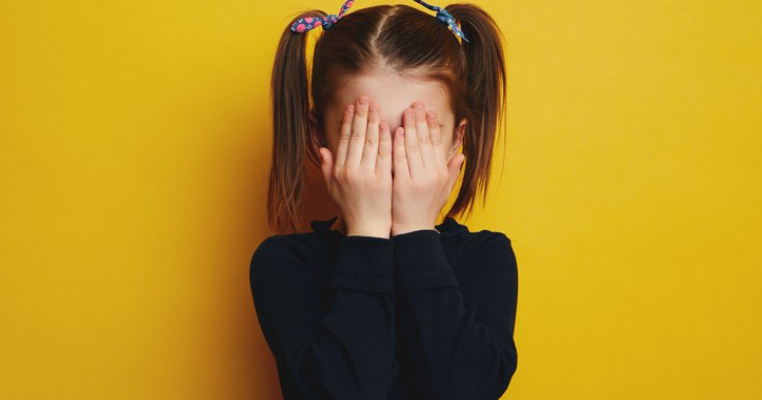 Cel mic este introvertit? Iată cum îl poți ajuta