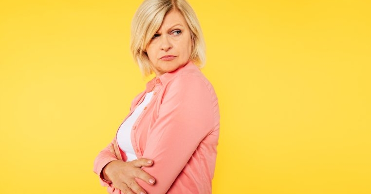 Am o poză cu mine, alăptând bebelușul, pe perete, iar soacra mea spune că i se pare dezgustătoare...