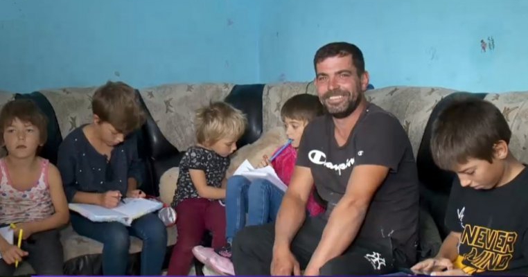 Copiii sunt victimele sărăciei. Un tată din București doarme pe o canapea cu cei 5 copii pe care îi crește singur
