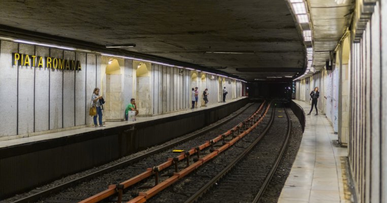 Panică la metrou la Romană: am văzut cum o mamă a fost separată de copilul ei de ușile închise brusc