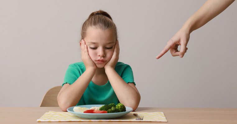 De ce nu contează dacă un copil mănâncă tot din farfurie? Răspunde nutriționistul