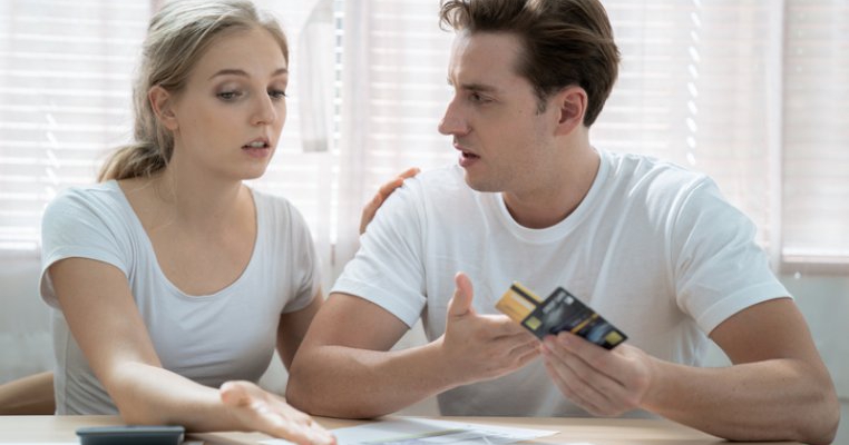 Exagerez fiindcă mă aștept ca soțul meu să mă plătească pentru că muncesc?