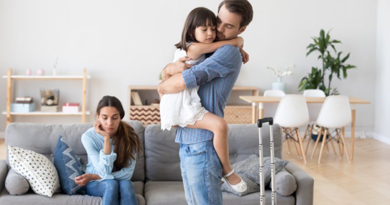 După 10 ani de lipsă totală, acum fostul meu este „tatăl cool” și copilul vrea să petreacă tot timpul cu el. Ce să fac?