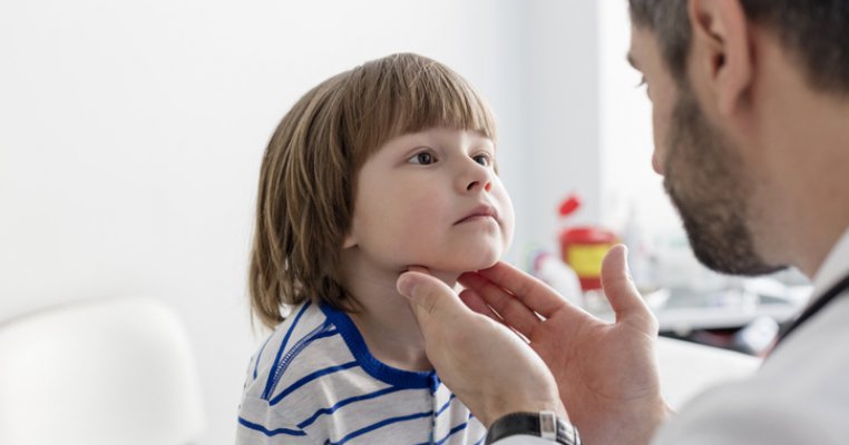 Gât inflamat și iritat? Ce poți face pentru copilul tău