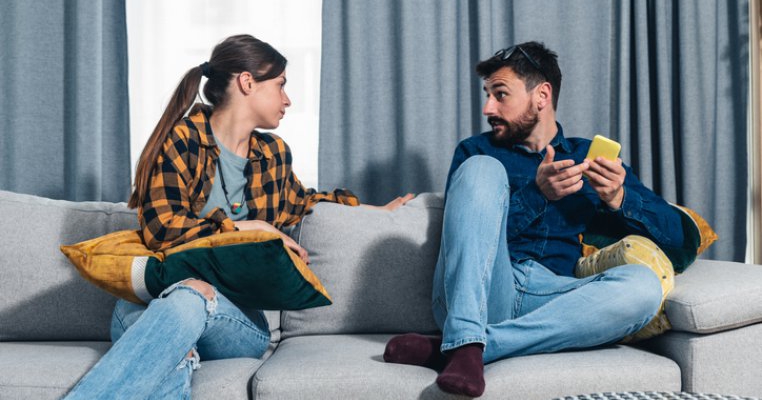 Iubita mea e supărată că nu vreau să șterg pozele cu fiica mea, în care apare și fosta soție
