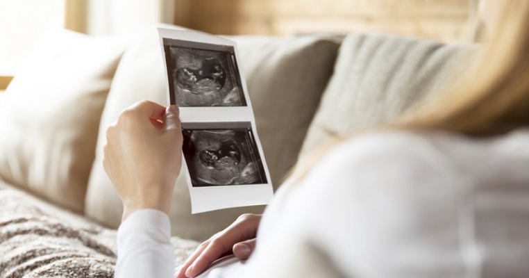 Mi s-a spus că bebelușul meu nenăscut a murit în pântec. Cum am descoperit că de fapt trăia