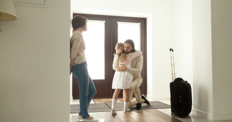"Am vrut să le adun jucăriile, dar dezordinea dădea senzația că sunt încă aici". Mărturia dureroasă despre co-parenting a unui tata