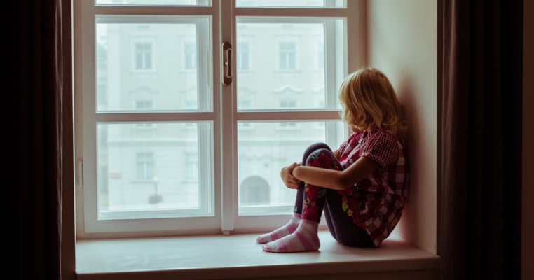 O fetiță de 8 ani a fost ținută închisă într-o cameră de mama și bunicii ei aproape toată viața
