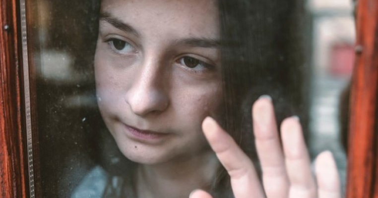 O fetiță a fost abuzată de către mama ei ani de zile. Până când mătușa ei i-a salvat viața