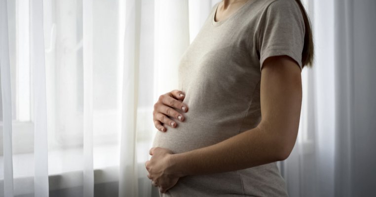 Statistici alarmante! Una din 3 mame minore din România s-a născut tot dintr-o mamă minoră