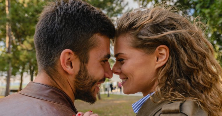 M-am măritat cu fratele meu vitreg și mama mea e de-a dreptul încântată de relație