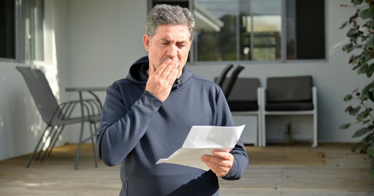 A ignorat scrisorile mamei ani la rând, până când a primit o invitație la înmormântarea ei