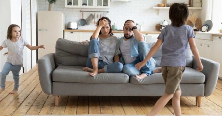 „Copiii mei mi-au distrus cariera”. Părinții spun de ce regretă că au făcut un copil