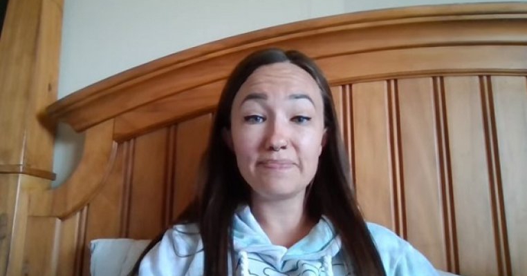 O profesoară a fost concediată după ce elevii ei au descoperit că făcea materiale cu conținut explicit chiar la școală