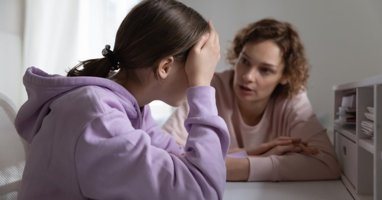 Tinerii din România vorbesc despre lucrurile auzite de la proprii părinți. „Au avut grijă să-mi spună că violul a fost și din vina mea”