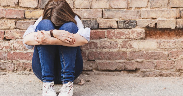 Fetița mea de 14 ani este victima bullying-ului la școală. A fost amenințată de colegi că „i se va fura” virginitatea
