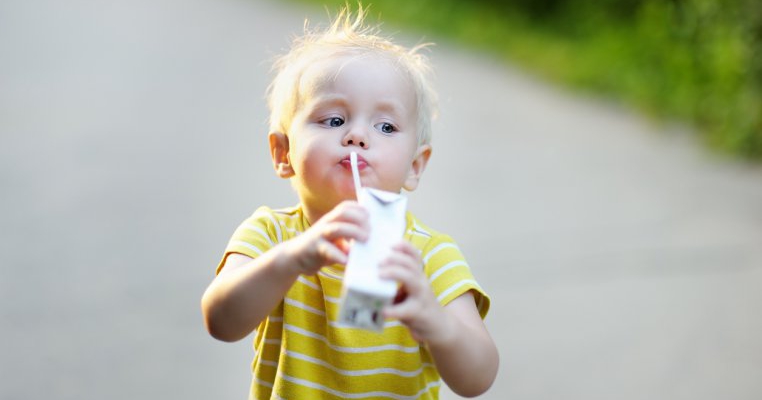 Un copil de 2 ani a fost suspect de leucemie, însă se simțea rău din cauza laptelui de vacă!