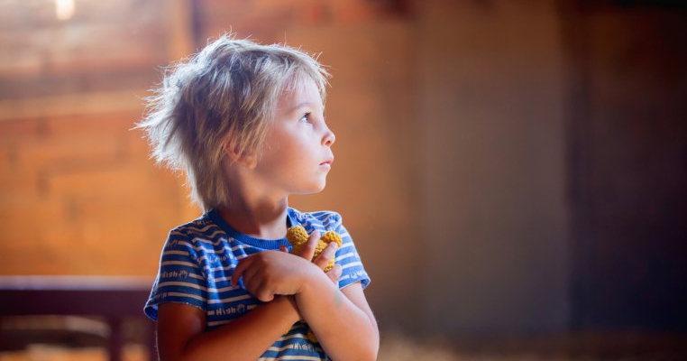 Îngeri printre noi: Un copil rămas orfan, părăsit în bezna unui subsol, găsește din nou lumina cu ajutorul acestui cuplu