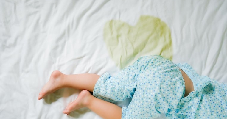 Copilul tău încă udă patul? Uite cum poți să îl ajuți