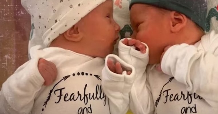 Acești gemeni s-au născut din embrioni congelați de 30 de ani. Mama lor este doar cu 3 ani mai mare