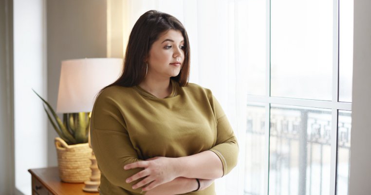 A reușit să-și aducă tripleții pe lume în ciuda diagnosticului dat de medic: „Mi s-a spus că sunt prea „mare” ca să duc sarcina la bun sfârșit”