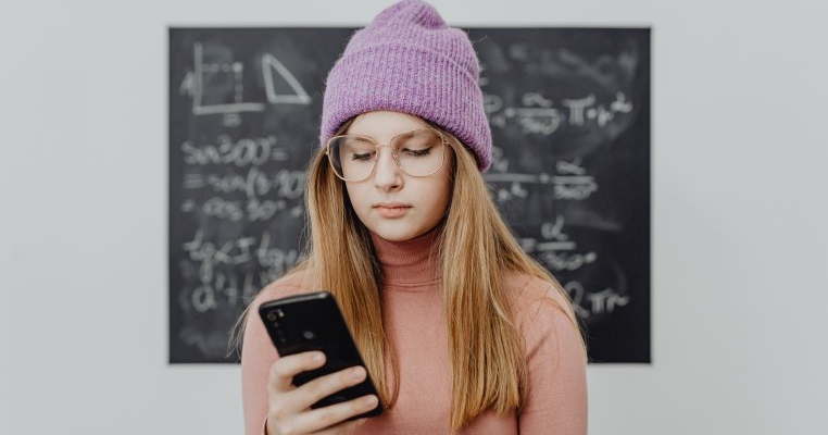 Lecție de parenting sau abuz emoțional? Acest tată și-a pedepsit fiica spunându-i să-și distrugă singură telefonul