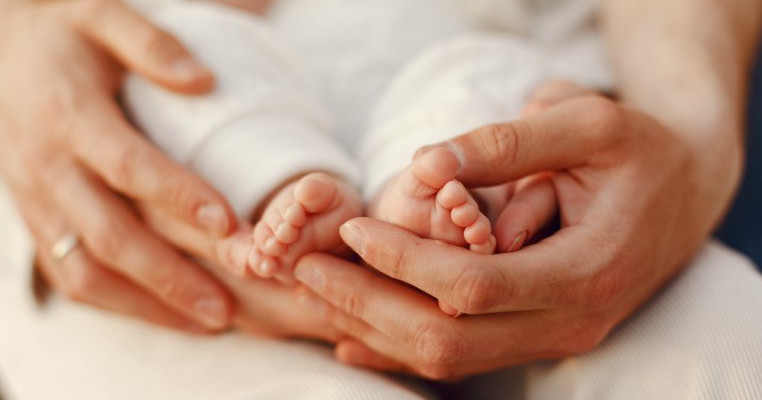 Indemnizația de creștere a copilului, majorată cu 50% pentru mamele de gemeni, tripleți sau multipleți