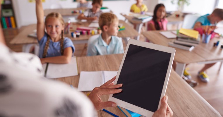 Educația online în România - peste 140.000 de elevi și 20.000 de profesori nu dispun de dispozitive digitale