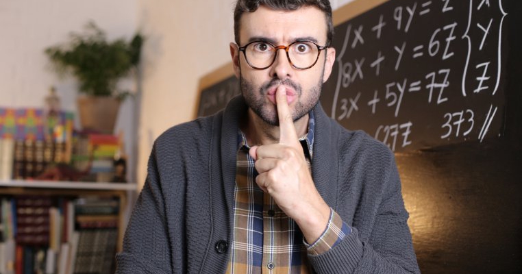 O mamă din Târgu Jiu a aflat că fiica ei de 16 ani întreținea relații intime cu profesorul de matematică, în timpul meditațiilor
