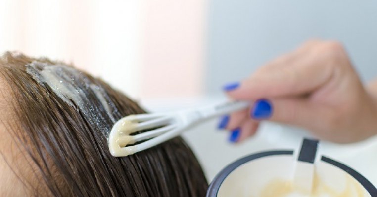 6 măști pentru păr gras pe care le poți face acasă