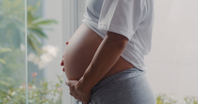 A acuzat dureri de spate în timpul sarcinii și medicii au spus că este un simptom normal. Femeia a fost diagnosticată cu cancer în stadiu 4