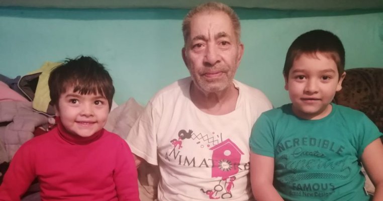 Văduv și fără un picior, acest tată își crește singur copiii! Cei mici nu pot accepta că mama lor nu mai este și întreabă încontinuu de ea