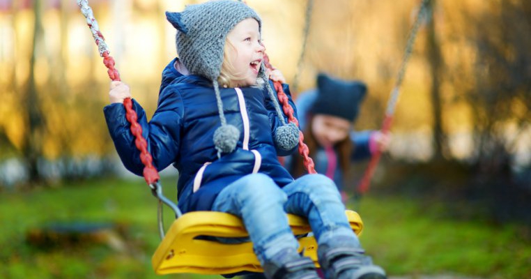 Vacanța se apropie. Iată 5 piese vestimentare care să nu lipsească din garderoba copilului tău