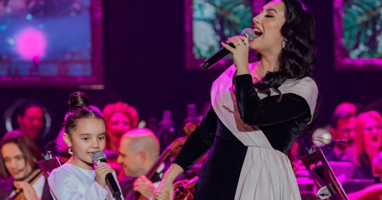Eva Măruță, pe scenă alături de mama ei. Fetița moștenește talentul artistic al Andrei
