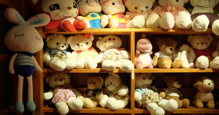 Cum să depozitați în mod corespunzător animalele de pluș pe termen lung